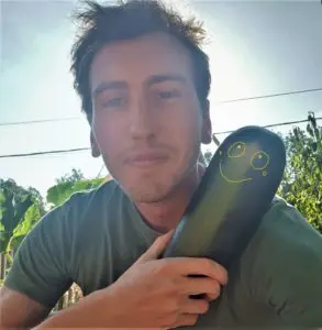 Robin, Autor des Blogs, hält eine Zucchetti aus dem Gemüsegarten