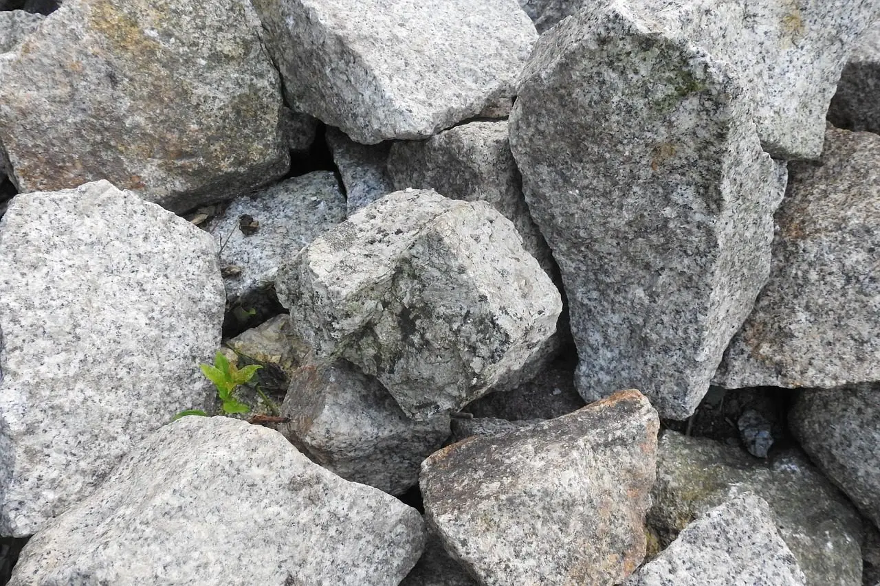 Ein Steinhaufen bietet zahlreiche Unterschlüpfe für die amphibischen Fressfeinde der Nacktschnecken